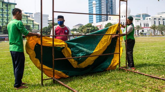 Petugas memasang tenda mimbar di lapangan Masjid Agung Al-Azhar, Jakarta Selatan, Kamis (30/7/2020).  [ANTARA FOTO/Nova Wahyudi]