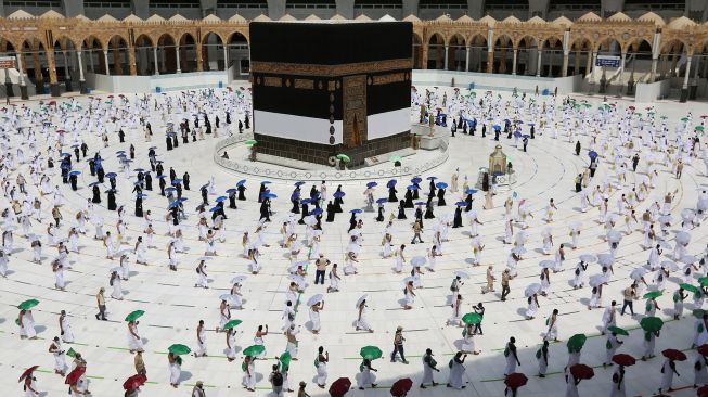 Umat muslim mengitari atau tawaf Ka'bah dalam musim haji di Masjidil Haram, Mekah, Arab Saudi, Rabu (29/7). [Foto/AFP]