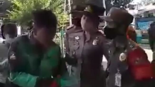 Bentak Satpol PP, Ojol Tak Pakai Masker Mau Disanksi Setelah Polisi Datang