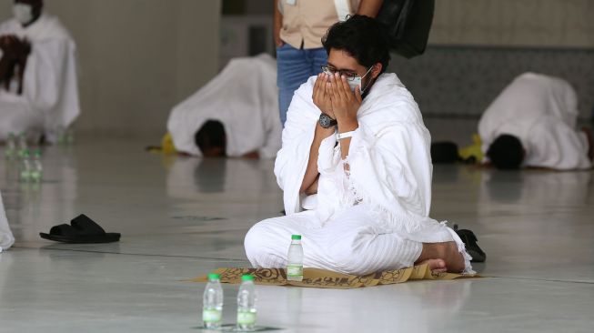 Umat muslim berdoa saat melakukan ibadah haji di Masjidil Haram, Mekah, Arab Saudi, Rabu (29/7). [Foto/AFP]