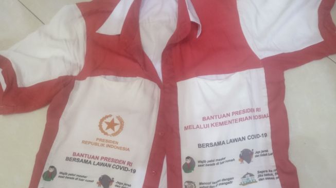 Kemeja terbuat dari tas bansos presiden. (Ist)