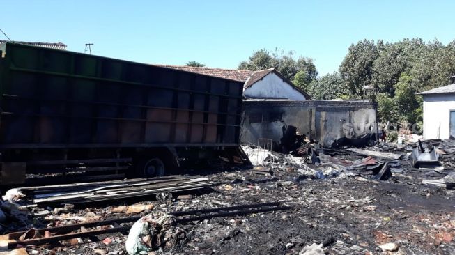 Gudang Rongsokan Terbakar di Gresik, Satu Truk Fuso Jadi Arang