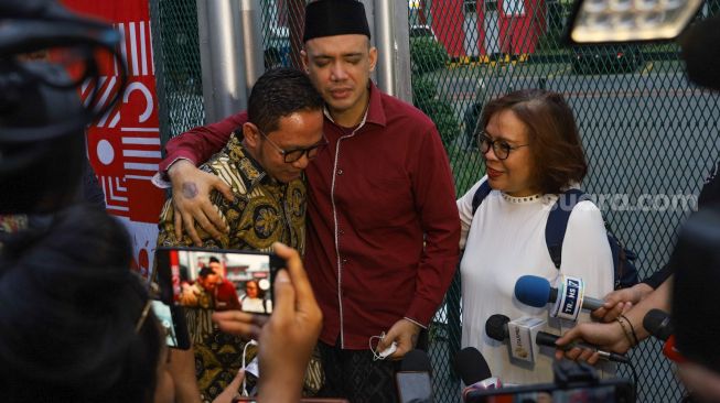 Aktor Sandy Tumiwa memeluk kuasa hukumnya usai dirinya bebas di Rutan Salemba, Jakarta Pusat, Kamis (30/7). [Suara.com/Alfian Winanto]