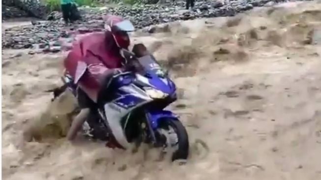 Detik-detik Moge Yamaha Terjang Sungai yang  Deras, Endingnya Tak Terduga