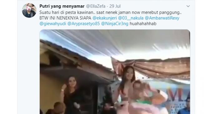 Seorang nenek ikut bergoyang diatas panggung dengan gerakan bela diri