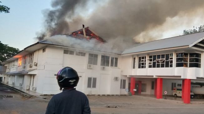 Kantor Dinas Kesehatan Provinsi Sulsel yang terbakar pagi ini, Kamis 30 Juli 2020.(ist)