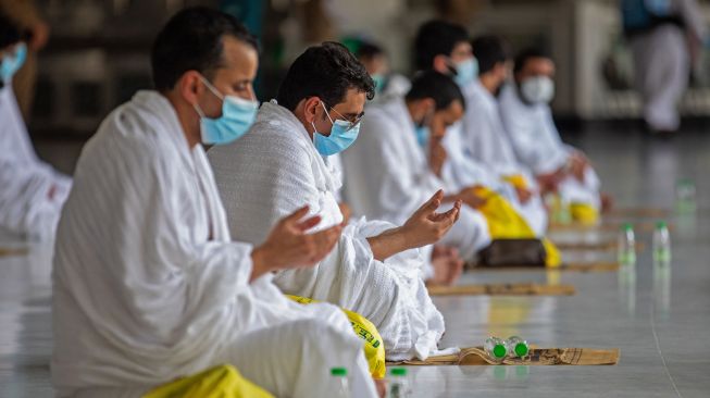 Umat muslim berdoa saat melaksanakan ibadah haji di Masjidil Haram, Mekah, Arab Saudi, Rabu (29/7). [Foto/AFP]