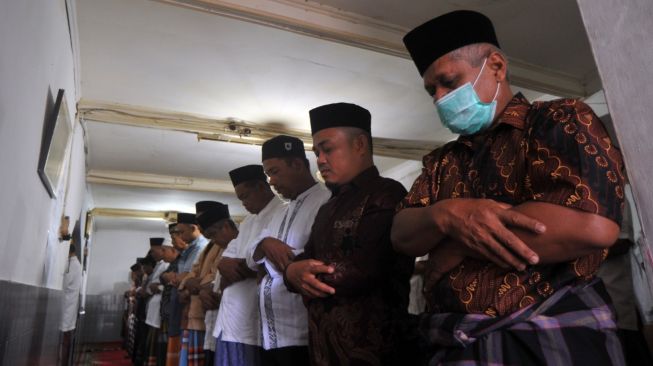 Jamaah Tarekat Naqsabandiyah melaksanakan Salat Idul Adha di Surau Baru, Pauh, Padang, Sumatera Barat, Kamis (30/7/2020). [ANTARA FOTO/Iggoy el Fitra]