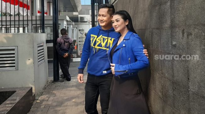 Fitri Carlina dan suami, Hendra Sumendap [Evi Ariska/Suara.com]