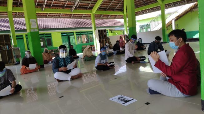 Mahasiswa UMM Sosialisasi Adaptasi Kehidupan Baru di Jombang