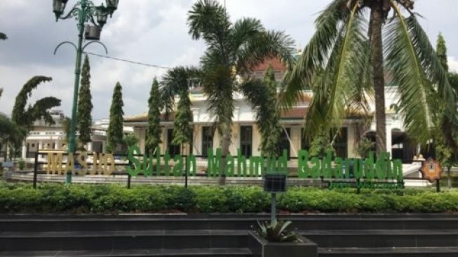 Masjid Sultan Mahmud Badaruddin (SMB) Jayo Wiramo Palembang, Sumatera Selatan. (Suara.com/Rio)