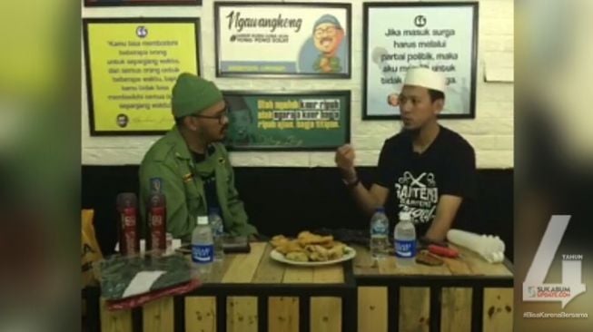 Yadi Abdullah (kanan), dari Juru Sembelih Hewan Halal (Juleha) di acara Live Ngawangkong Bareng sebagai Tukang Jagal di Sukabumiupdate.com, Rabu (29/7/2020). [Ist]