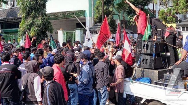 Mahasiswa melakukan aksi di depan Gedung DPRD Kota Sukabumi menolak RUU Omnibus Law, Rabu (29/7/2020). [Foto: Sukabumiupdate.com]