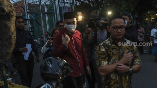 Aktor Sandy Tumiwa berjalan meninggalkan Rutan Salemba, Jakarta Pusat, Kamis (30/7). [Suara.com/Alfian Winanto]