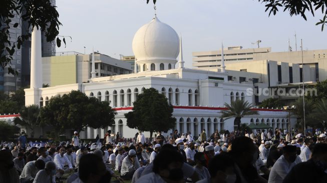 Sejumlah umat Muslim mendengarkan khotbah saat menunaikan ibadah Shalat Idul Adha 1441 H di lingkungan Masjid Al-Azhar, Jakarta, Jumat (31/7/2020). [Suara.com/Angga Budhiyanto]