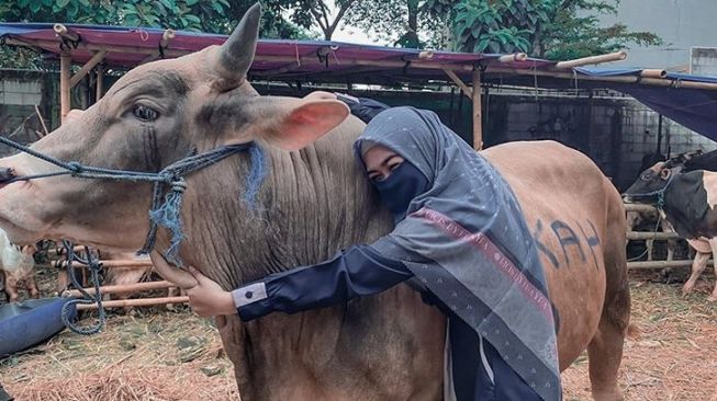 Ria Ricis Mandikan Sapi Kurban hingga Beri Salam Perpisahan