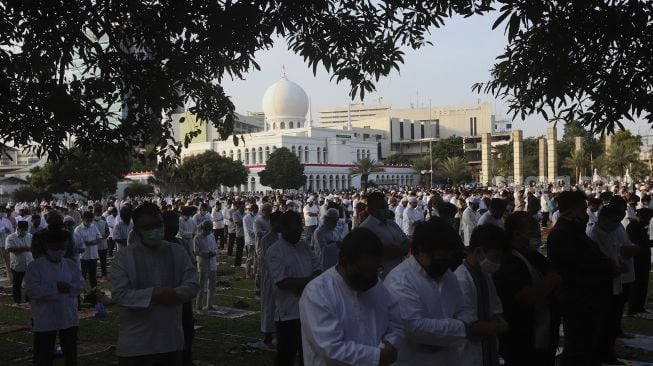 Sejumlah umat Muslim menunaikan ibadah Shalat Idul Adha 1441 H di lingkungan Masjid Al-Azhar, Jakarta, Jumat (31/7/2020). [Suara.com/Angga Budhiyanto]