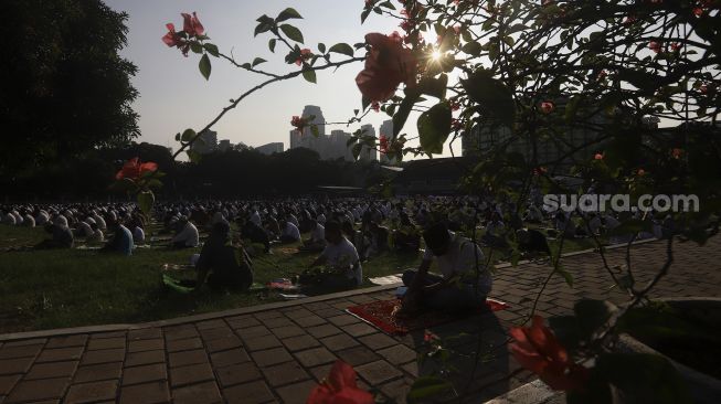 Sejumlah umat Muslim mendengarkan khotbah usai menunaikan ibadah Shalat Idul Adha 1441 H di lingkungan Masjid Al-Azhar, Jakarta, Jumat (31/7/2020). [Suara.com/Angga Budhiyanto]