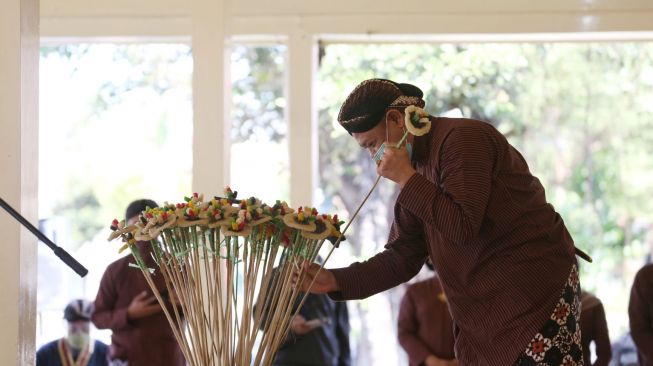 Tiadakan Garebeg, Keraton Yogyakarta Bagikan Ribuan Ubarampe Rengginang