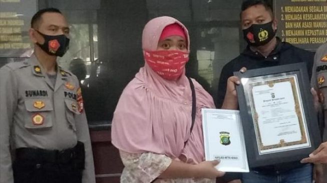 Kisah Meilani, Driver Ojek Online Heroik Lawan Begal Bercelurit di Bekasi