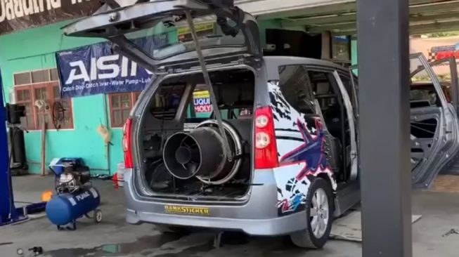 Toyota Avanza menggunakan mesin pesawat jet (Youtube)