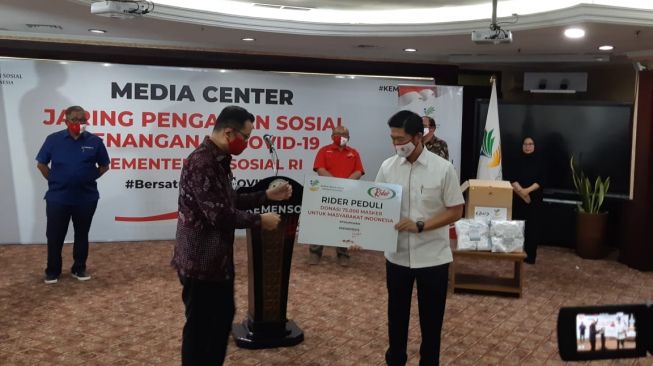 Kemensos Akan Sisipkan Masker dalam Paket Bantuan Sosial