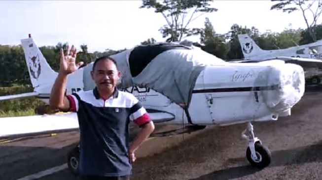 Tangkapan layar video camat di Cilacap berlatar pesawat latih. [TIMES Indonesia]