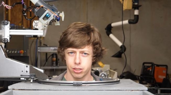 Shane mencoba robot pemotong pertama kali [YouTube: Shane of Stuff Made Here].