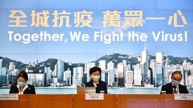 Pemimpin Hong Kong Carrie Lam, Jumat (31/7/2020), mengumumkan pemilihan dewan legislatif yang dijadwalkan pada 6 September 2020 akan ditunda selama setahun menyusul melonjaknya jumlah pasien positif COVID-19. [AFP]