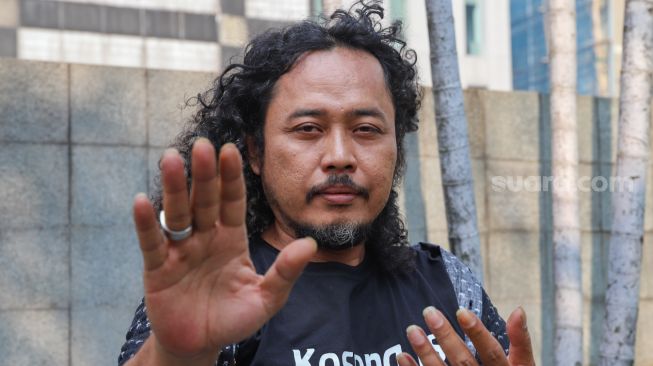 Aktor Asep Sunarya berpose dengan gaya silatnya saat ditemui di Kawasan Tandean, Jakarta Selatan, Selasa (28/7). [Suara.com/Alfian Winanto]