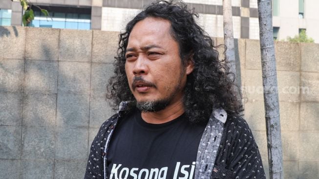 Aktor Asep Sunarya berpose saat ditemui di Kawasan Tandean, Jakarta Selatan, Selasa (28/7). [Suara.com/Alfian Winanto]