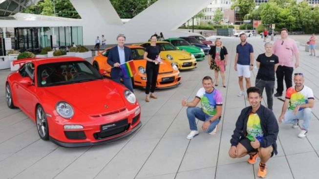 Porsche mendukung kesamaan harkat dan martabat manusia, termasuk LGBT [Porsche AG, via Carscoops].