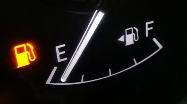 Indikator bahan bakar pada mobil [Shutterstock].