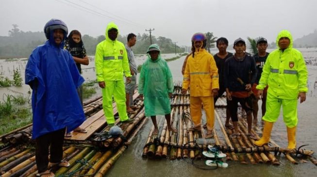Kapolsek Batui Terjun Langsung Pantau Lokasi Terkena Banjir