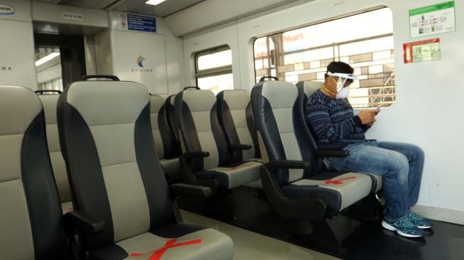 Seorang penumpang duduk di dalam kereta api Railink di Stasiun Besar Medan, Sumatera Utara, Sabtu (1/8/2020). [ANTARA FOTO/Septianda Perdana]