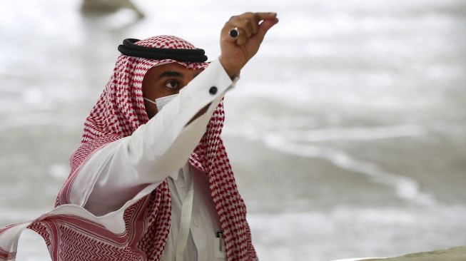 Jemaah haji melangsungkan lontar jumrah dengan mengenakan masker wajah untuk menghindari penularan COVID-19 di Mina, Arab Saudi, Sabtu (1/8/2020). [AFP]