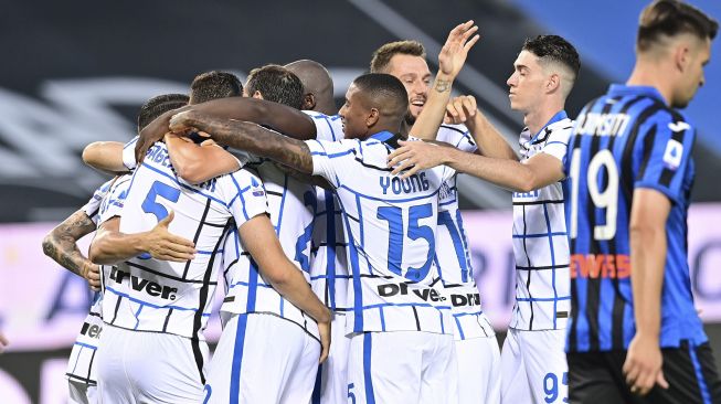 Bek Inter Milan Danilo D'Ambrosio disambut oleh rekan setimnya setelah mencetak gol selama pertandingan sepak bola Serie A Italia Atalanta melawan Inter di stadion Atleti Azzurri d'Italia, Bergamopada, Sabtu (1/8/2020). [Miguel Medina/ AFP]