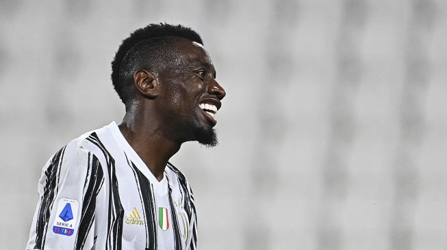 Reaksi Gelandang Juventus Blaise Matuidi saat pertandingan sepak bola Serie A Italia Juventus melawan AS Roma di stadion Allianz, Turin, Sabtu (1/8/2020). [Isabella Bonotto / AFP]