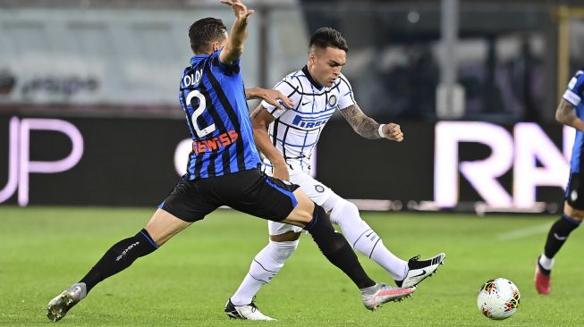 Pemain depan Inter Milan Lautaro Martinez (kanan) mempertahankan bola dengan bek Atalanta Rafael Toloi selama pertandingan sepak bola Serie A Italia Atalanta melawan Inter di stadion Atleti Azzurri d'Italia, Bergamopada, Sabtu (1/8/2020). [Miguel Medina/ AFP]