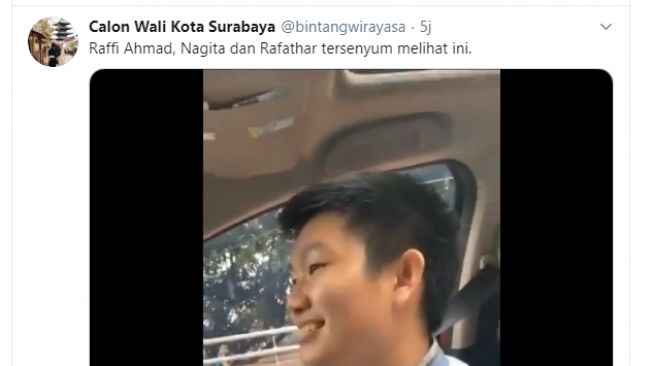 Sepasang remaja membuat video seolah dikawal empat orang polisi,