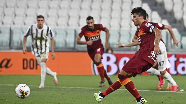 Pemain depan AS Roma Diego Perotti mencetak penalti saat pertandingan sepak bola Serie A Italia Juventus melawan AS Roma di stadion Allianz, Turin, Sabtu (1/8/2020). [Isabella Bonotto / AFP]