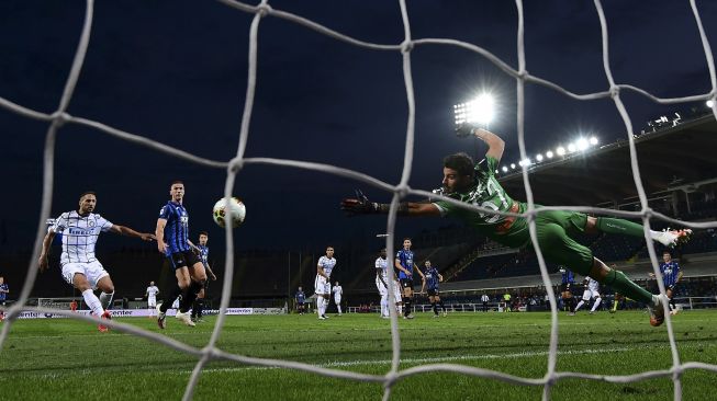 Bek Inter Milan Danilo D'Ambrosio (kiri) mencetak gol pembuka saat pertandingan sepak bola Serie A Italia Atalanta melawan Inter di stadion Atleti Azzurri d'Italia, Bergamopada, Sabtu (1/8/2020). [Miguel Medina/ AFP]