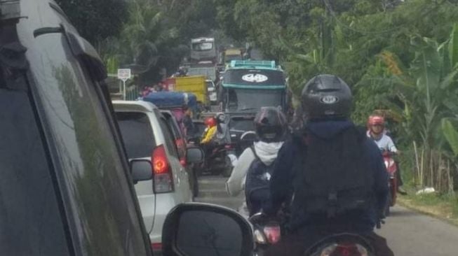 Jalan Sekitar Lokasi Wisata di Pandeglang Macet 2 Jam Saat Libur Idul Adha