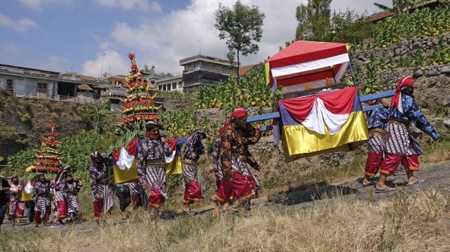 Sejumlah warga mengikuti kirab tradisi Grebeg Besar Lamuk Legok di lereng Gunung Sumbing Desa Legoksari, Tlogomulyo, Temanggung, Jawa Tengah, Minggu (2/8/2020). [ANTARA FOTO/Anis Efizudin]