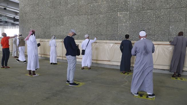 Sejumlah jemaah haji melangsungkan lontar jumrah dengan mengenakan masker wajah untuk menghindari penularan COVID-19 di Mina, Arab Saudi, Sabtu (1/8/2020). [AFP]