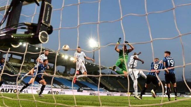 Bek Inter Milan Danilo D'Ambrosio (kiri) mencetak gol ke gawang Atalanta dalam laga pekan terakhir Liga Italia di Atleti Azzurri d'Italia stadium in Bergamo. MIGUEL MEDINA / AFP