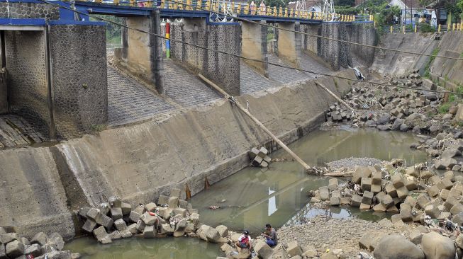 Warga memancing ikan di sungai Ciliwung, Bendung Katulampa, Kota Bogor, Jawa Barat, Minggu (2/8/2020). [ANTARA FOTO/Arif Firmansyah]