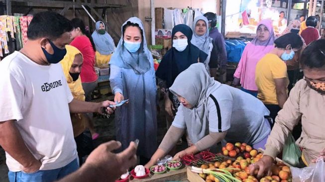 Kunker di Halmahera Utara, Alien Mus Sapa Pedagang Pasar Tobelo