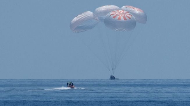 Dua astronot ketika mendarat di bumi. (NASA/Bill Ingalls)