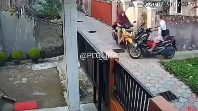 Viral Tabrakan Vario vs Nmax di Gang, Warganet: Emak-emak 1-0 Bapak-bapak